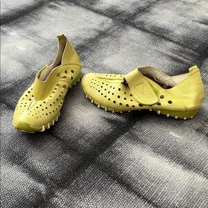 Yellow-Green Perforated Women's Litfoot Shoes, 39 or 8.5